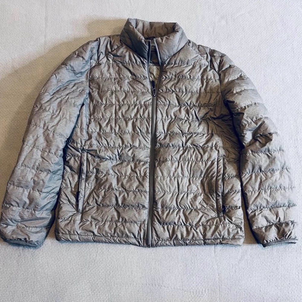 Men’s ultralight down puffer coat size Medium by Heatkeep, gray